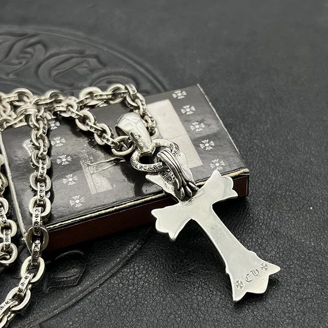 Chrome Hearts Collier Croix Gothique Argent Noir avec Pierres Pavé Accentuées 6