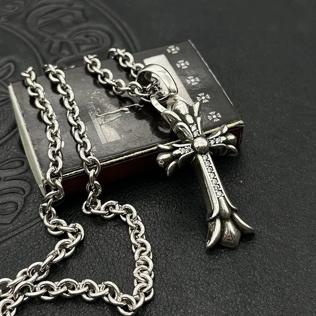 Chrome Hearts Collier Croix Gothique Argent Noir avec Pierres Pavé Accentuées 7