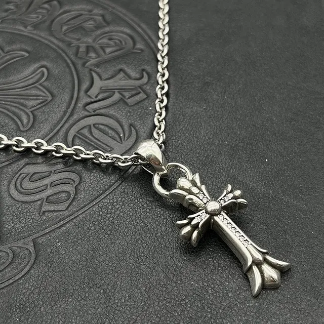 Chrome Hearts Collier Croix Gothique Argent Noir avec Pierres Pavé Accentuées 8