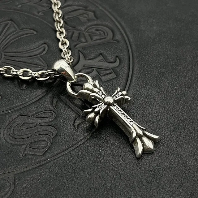 Chrome Hearts Collier Croix Gothique Argent Noir avec Pierres Pavé Accentuées 9