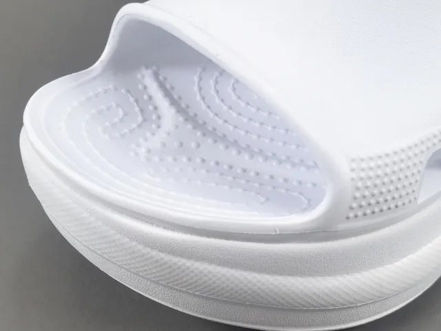 Crocs Echo Clog सफेद आकारित फोम प्लेटफॉर्म क्लॉग 6