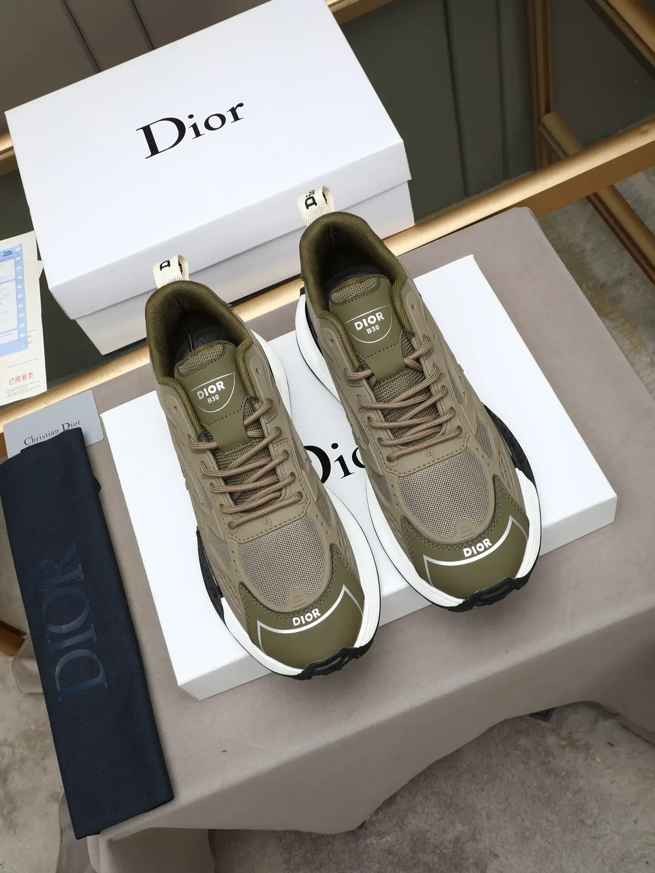 Dior Tênis Chunky Army Green Beige com Midsole Sculpted e Overlays de Embossed Wave 3