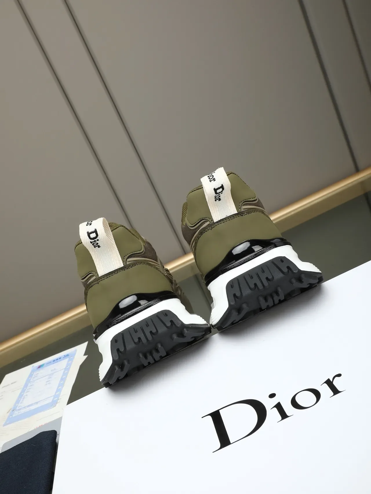 Dior Tênis Chunky Army Green Beige com Midsole Sculpted e Overlays de Embossed Wave 4