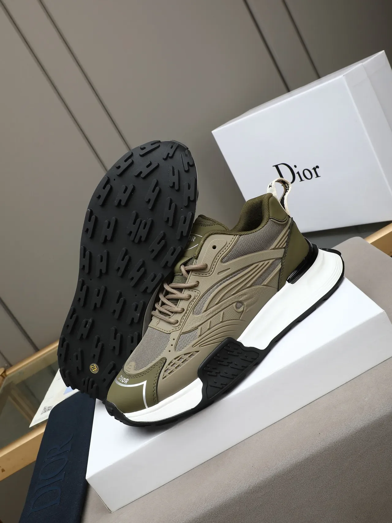 Dior Tênis Chunky Army Green Beige com Midsole Sculpted e Overlays de Embossed Wave 5