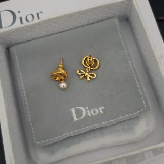 Dior असममेट्रिकल गोल्ड टोन बाउ एंड पीयरल ईयरिंग्स