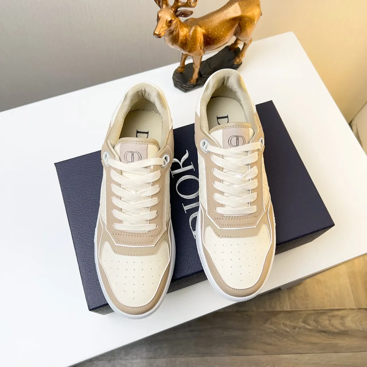 Dior B23 بيج وكريم بانلد لايف ستايل سنيكرز 2