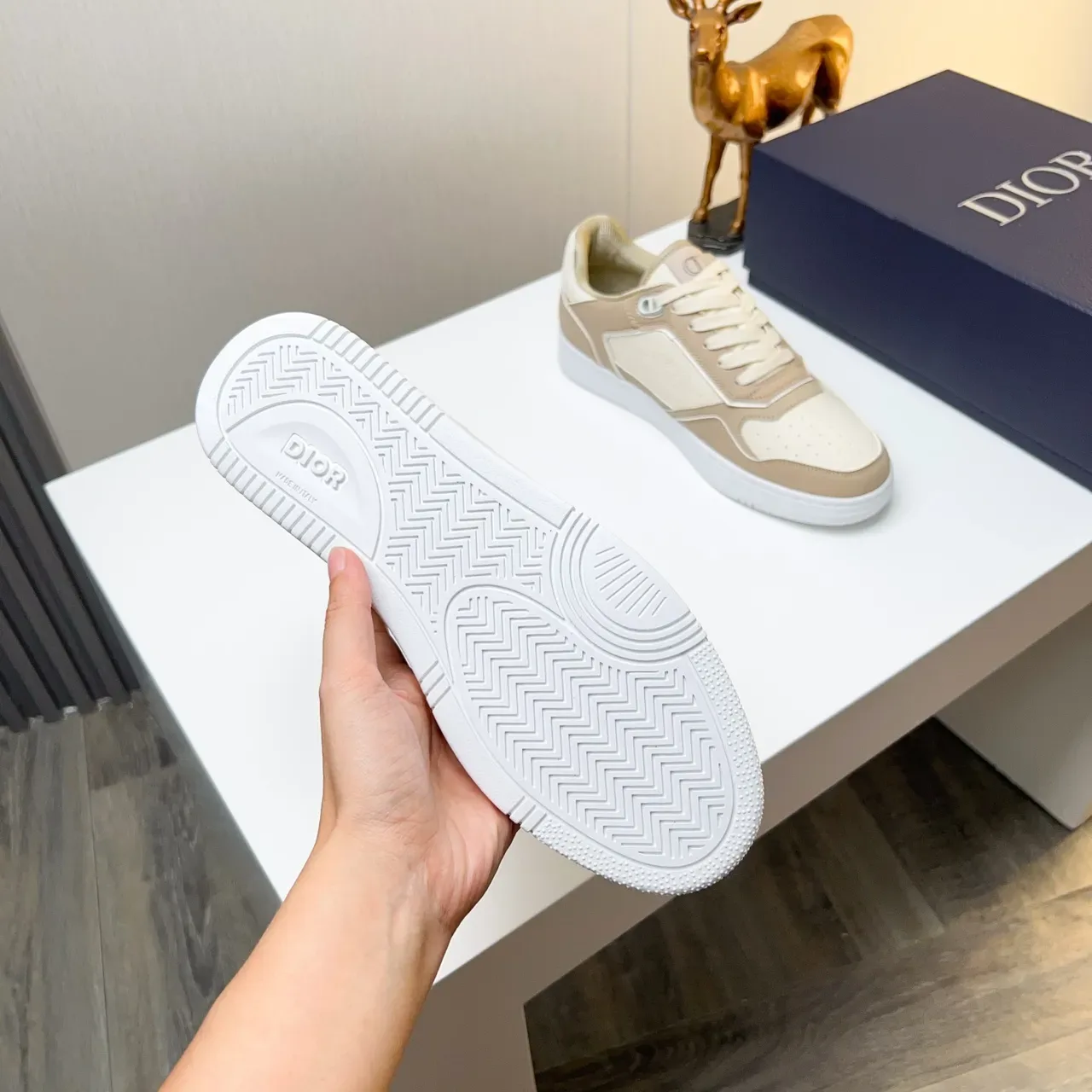 Dior B23 بيج وكريم بانلد لايف ستايل سنيكرز 3