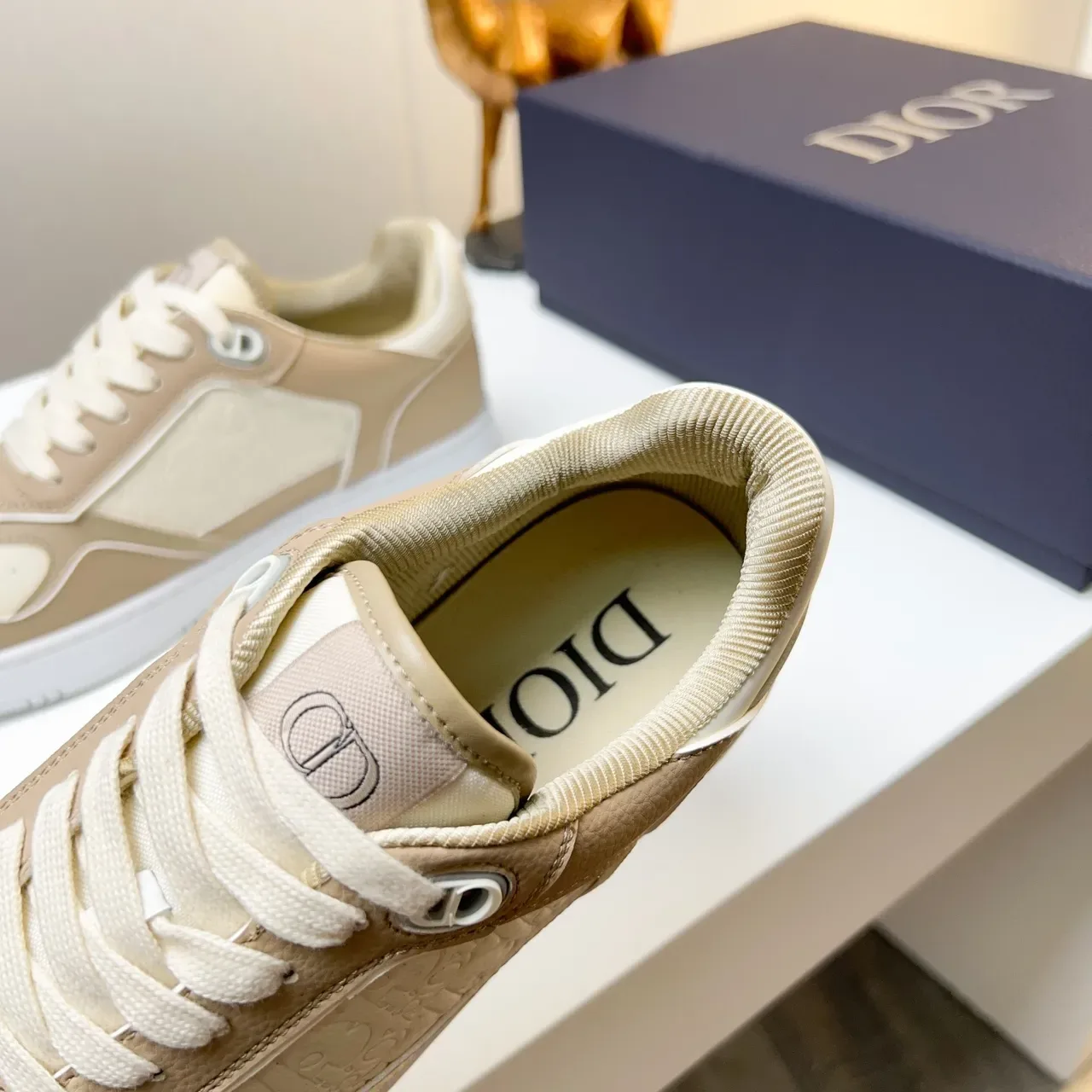Dior B23 بيج وكريم بانلد لايف ستايل سنيكرز 5