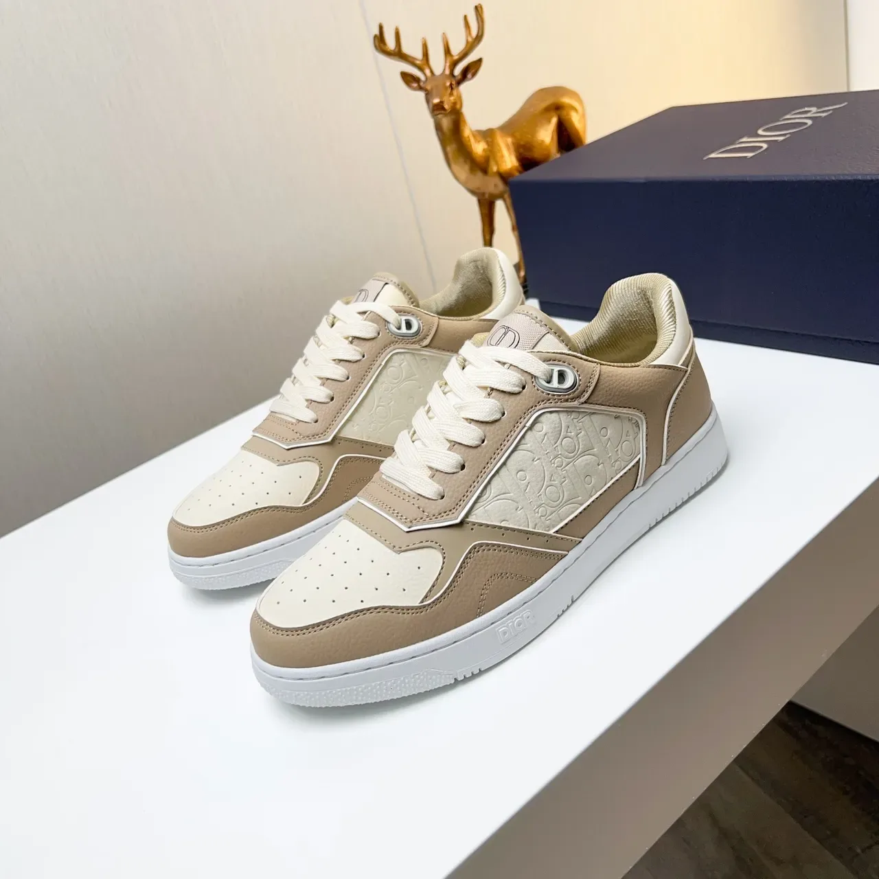 Dior B23 بيج وكريم بانلد لايف ستايل سنيكرز 6