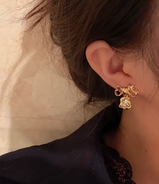 Dior গোল্ড-টোন বাও মোটিফ ক্রিস্টাল ইয়াররিংস 4