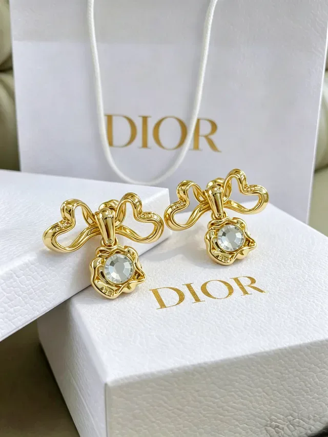 Dior গোল্ড-টোন বাও মোটিফ ক্রিস্টাল ইয়াররিংস 7