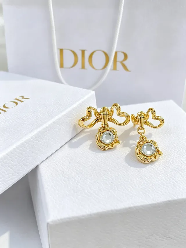 Dior গোল্ড-টোন বাও মোটিফ ক্রিস্টাল ইয়াররিংস 9