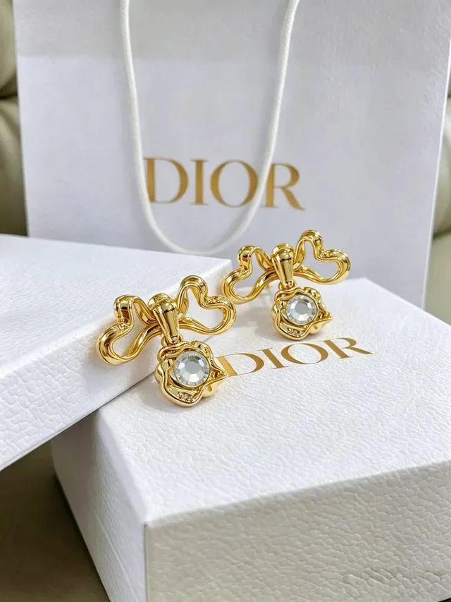 Dior গোল্ড-টোন বাও মোটিফ ক্রিস্টাল ইয়াররিংস 10