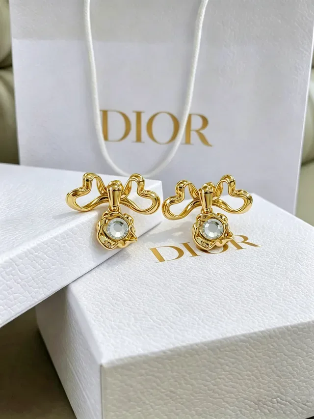 Dior গোল্ড-টোন বাও মোটিফ ক্রিস্টাল ইয়াররিংস 11