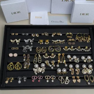 Boucles d'oreilles Dior dorées à perles et cristaux motif CD