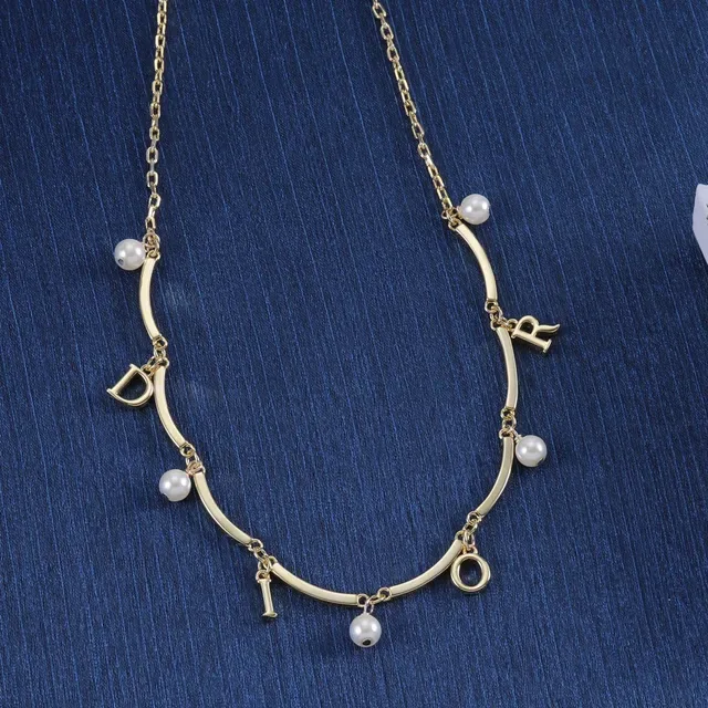 Collier Dior avec Charm Perle et Lettre en Doré 2
