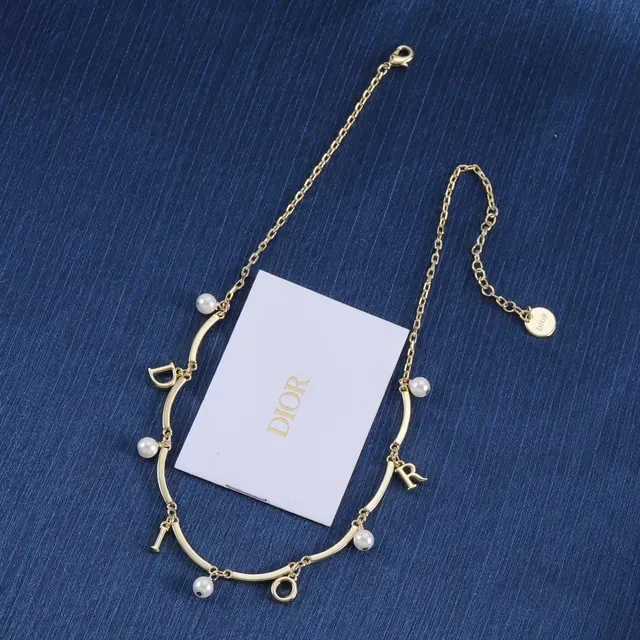 Collier Dior avec Charm Perle et Lettre en Doré 3