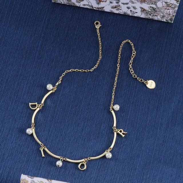 Collier Dior avec Charm Perle et Lettre en Doré 4
