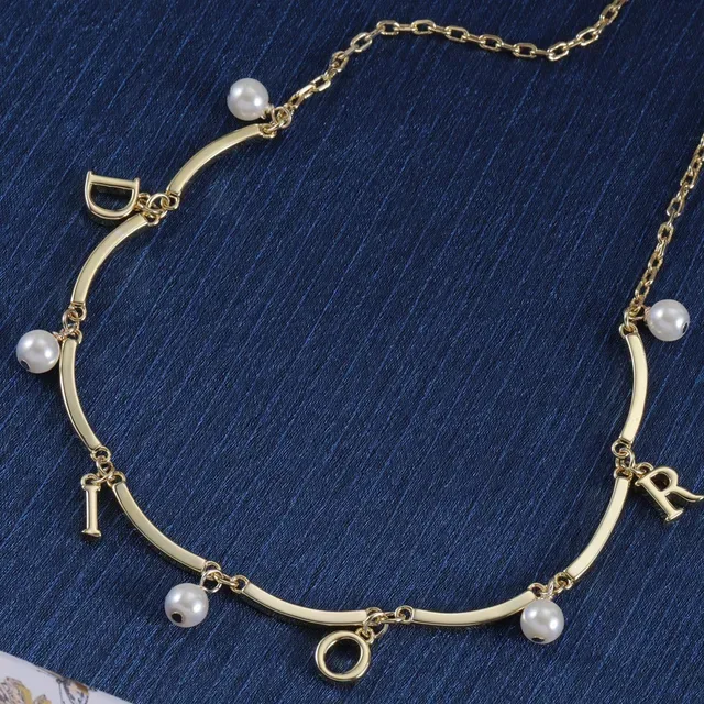 Collier Dior avec Charm Perle et Lettre en Doré 5
