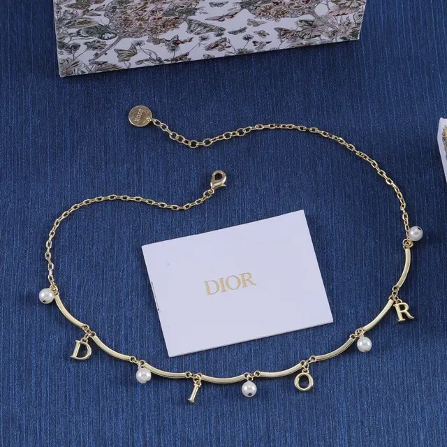 Collier Dior avec Charm Perle et Lettre en Doré 6