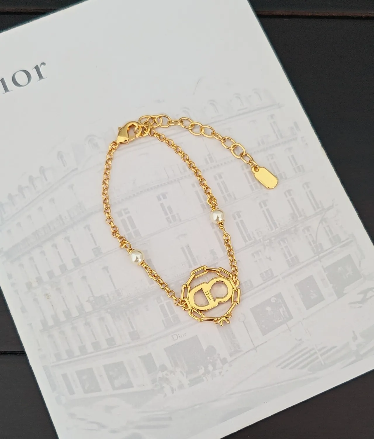 Dior bracelet à chaîne dorée et blanche avec accents de perles 2
