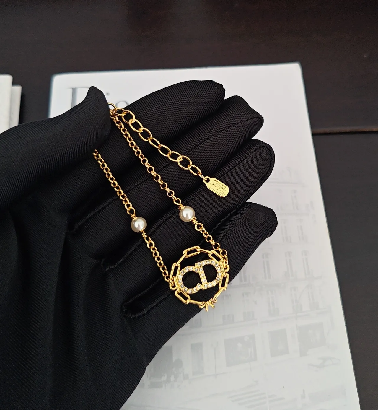 Dior bracelet à chaîne dorée et blanche avec accents de perles 4