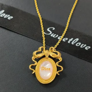 Dior La D de सोने का गुलाबी बो मोटिफ अंडाकार मदर-ऑफ-पर्ल कैबोशन हार
