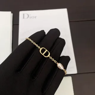 Dior Logo Charm पर्ल कंगन