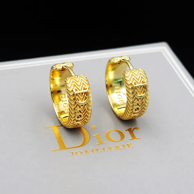 Dior তির্যক ঘेरা সোনার মাছের হাড় খোদাই অক্ষর খোদাই কানের দুল 4
