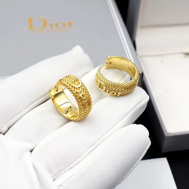 Dior তির্যক ঘेरা সোনার মাছের হাড় খোদাই অক্ষর খোদাই কানের দুল 5