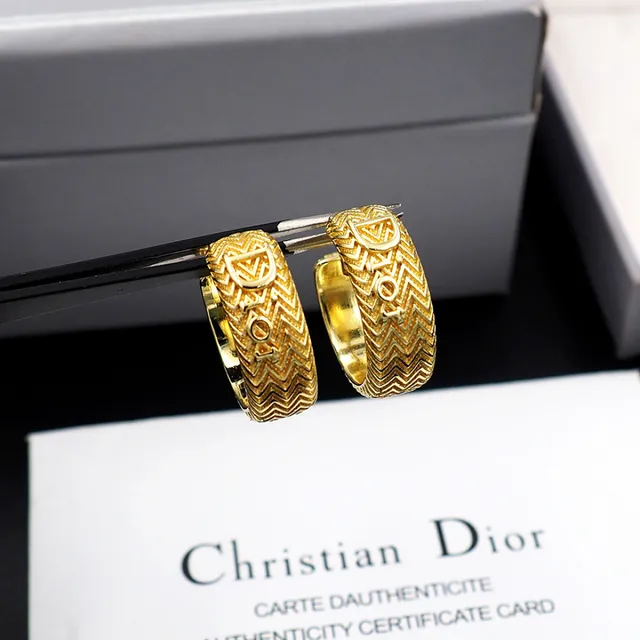 Dior তির্যক ঘेरা সোনার মাছের হাড় খোদাই অক্ষর খোদাই কানের দুল 8