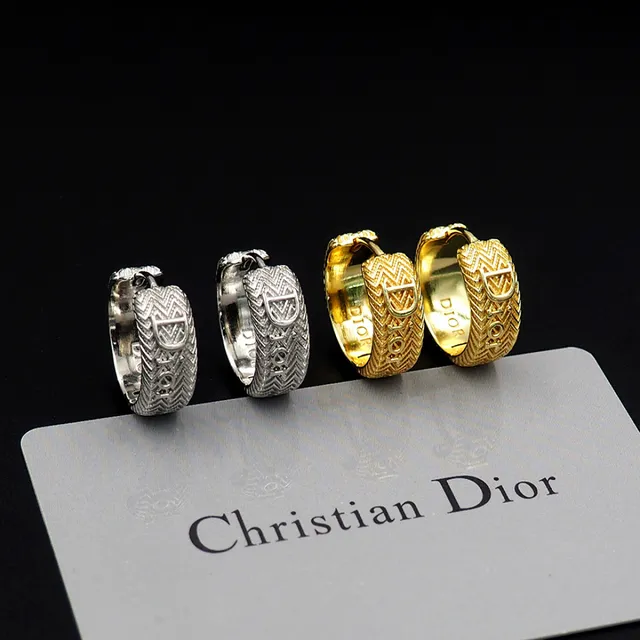 Dior তির্যক ঘेरা সোনার মাছের হাড় খোদাই অক্ষর খোদাই কানের দুল 12