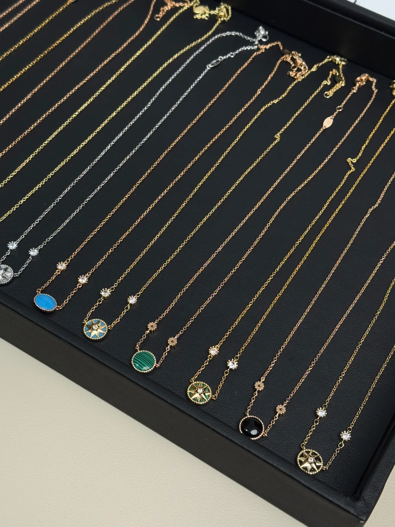 Dior Rose des Vents Colliers pendentifs délicats en étoile de boussole 4
