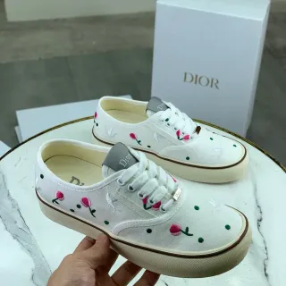 Dior لايف ستايل سنيكرز أبيض ووردي مطرز زهور كانفاس أعلى