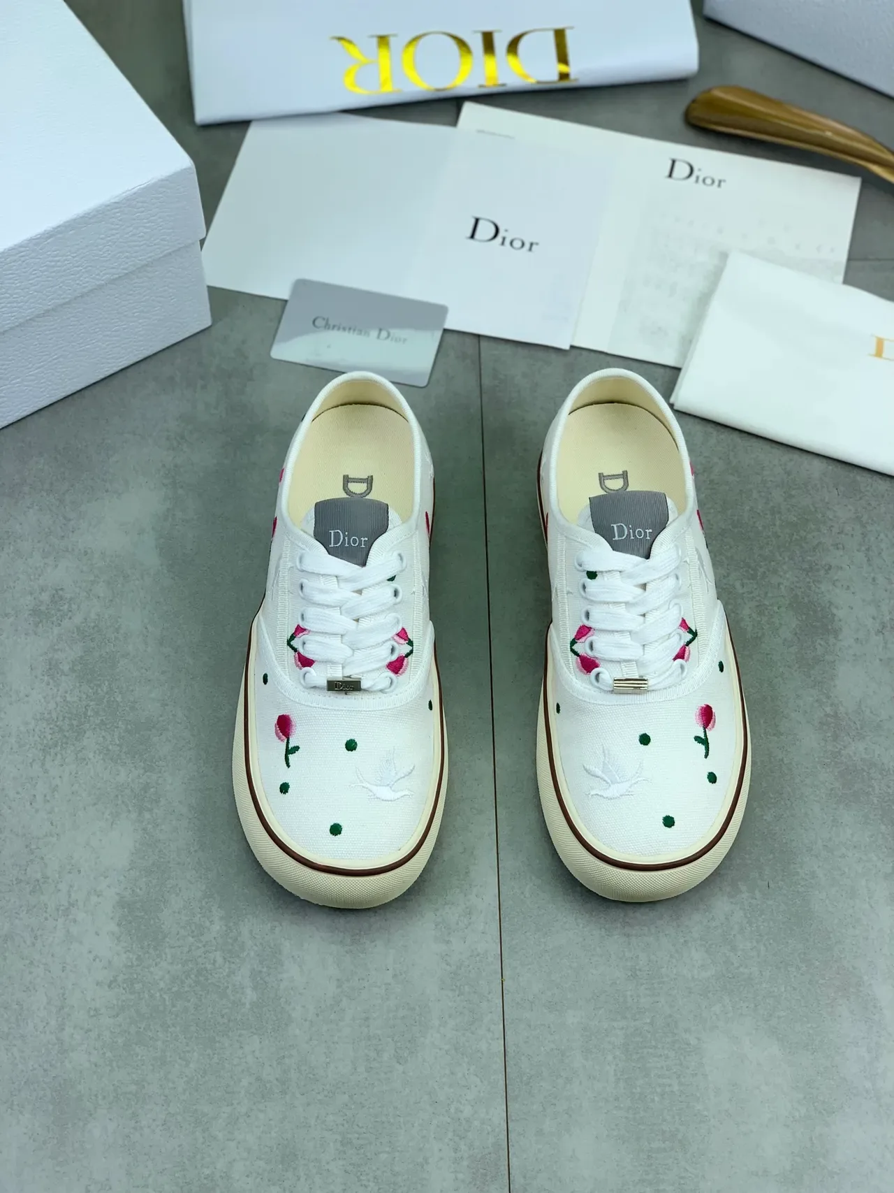 Dior Tênis Lifestyle Branco e Rosa Bordados Florais de Lona Superior 4