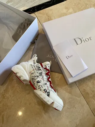 Dior सफेद लाल ग्राफिटी-प्रिंट अपर कंट्रास्ट लेस चंकी स्नीकर्स 9