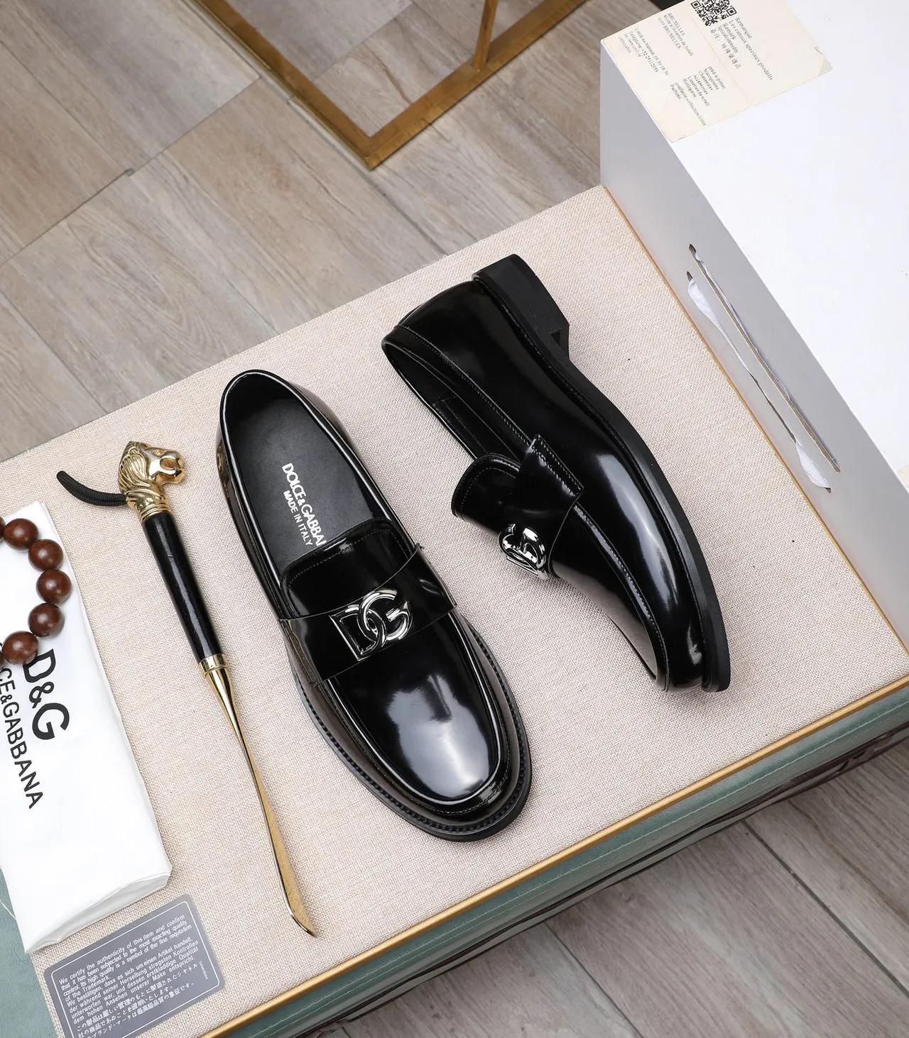 Dolce & Gabbana Noir Argent Cuir patenté brillant métal DG logo boucle mocassin 2