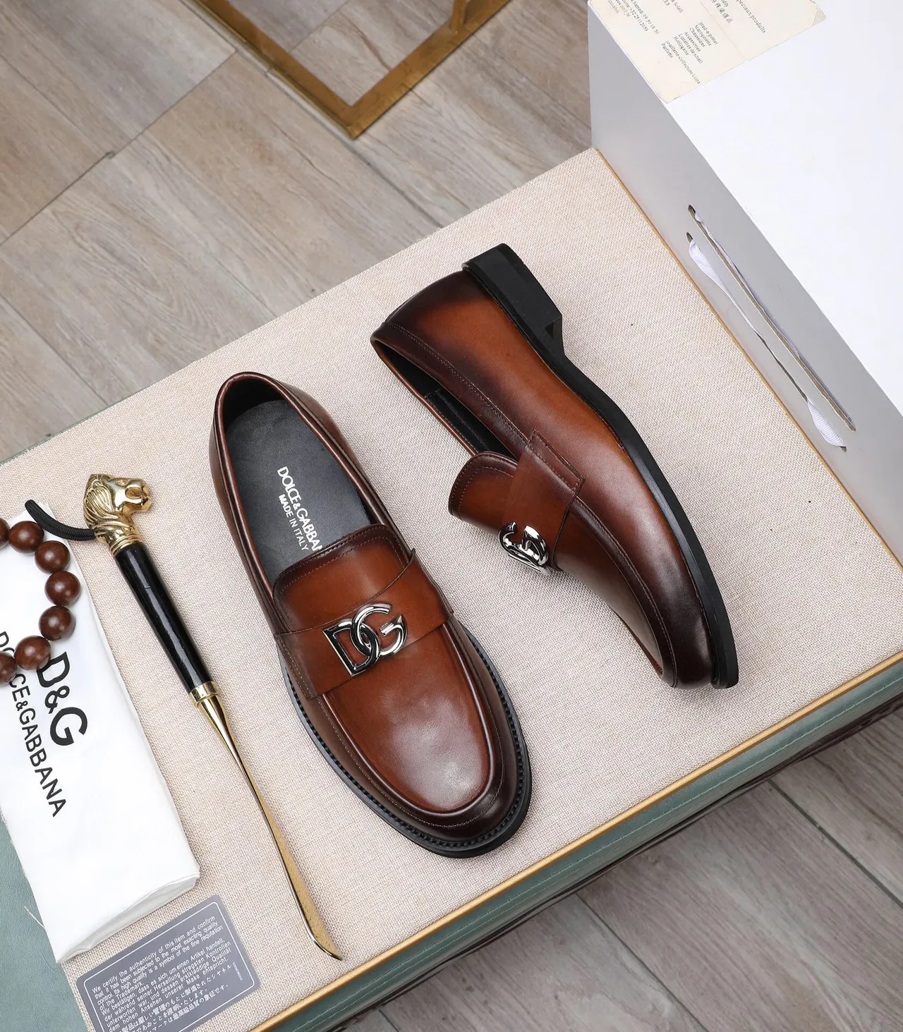 Dolce & Gabbana DG Buckle Loafer Mocassins de couro marrom para homens 2