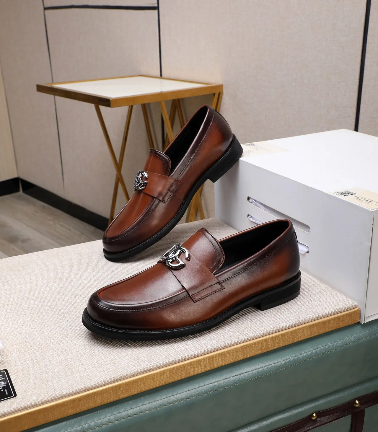 Dolce & Gabbana DG Buckle Loafer Mocassins de couro marrom para homens 3
