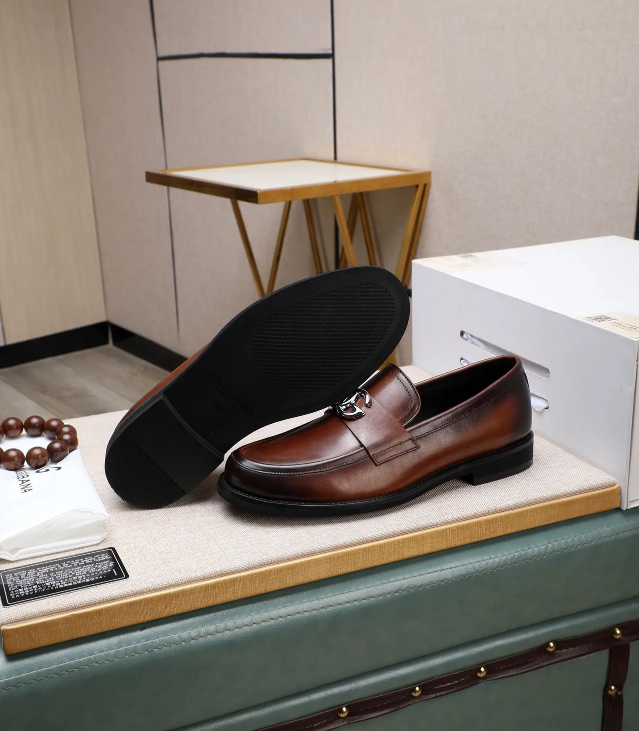 Dolce & Gabbana DG Buckle Loafer Mocassins de couro marrom para homens 4