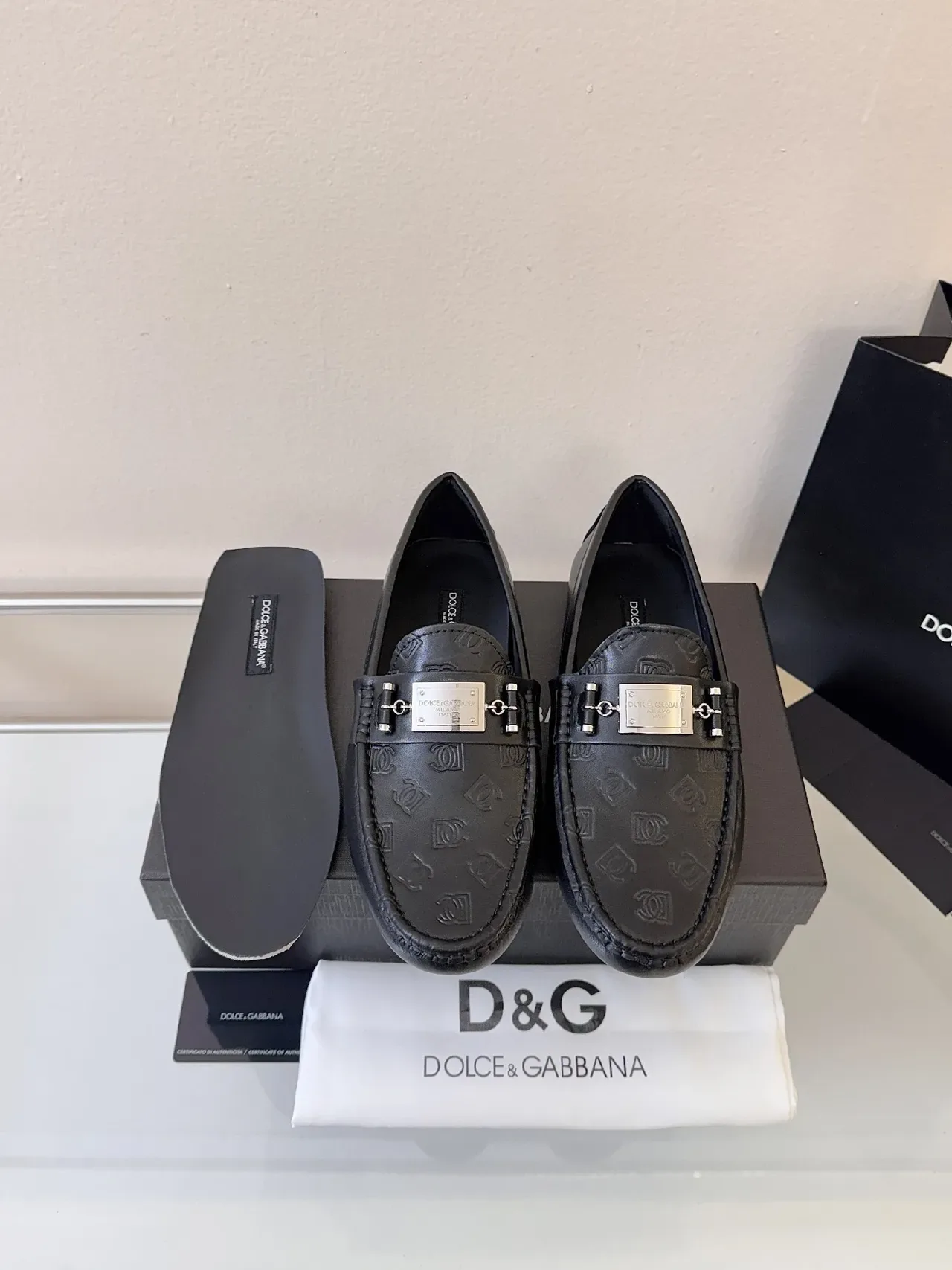 Dolce & Gabbana Portofino مونوغرام مطبوع أحذية جلد أسود 6