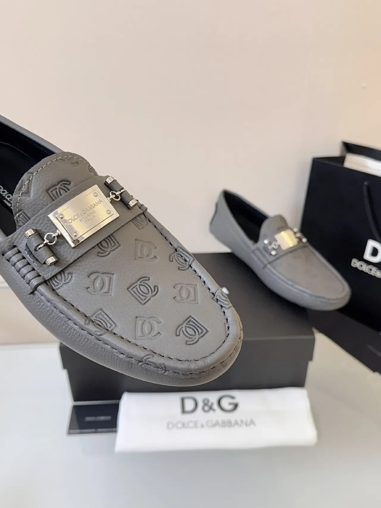 Dolce & Gabbana Portofino भूरा सुनहरा दबाया हुआ मोनोग्राम चमड़े का धातु का हॉर्सबिट स्टाइल बकिल लोफर 3