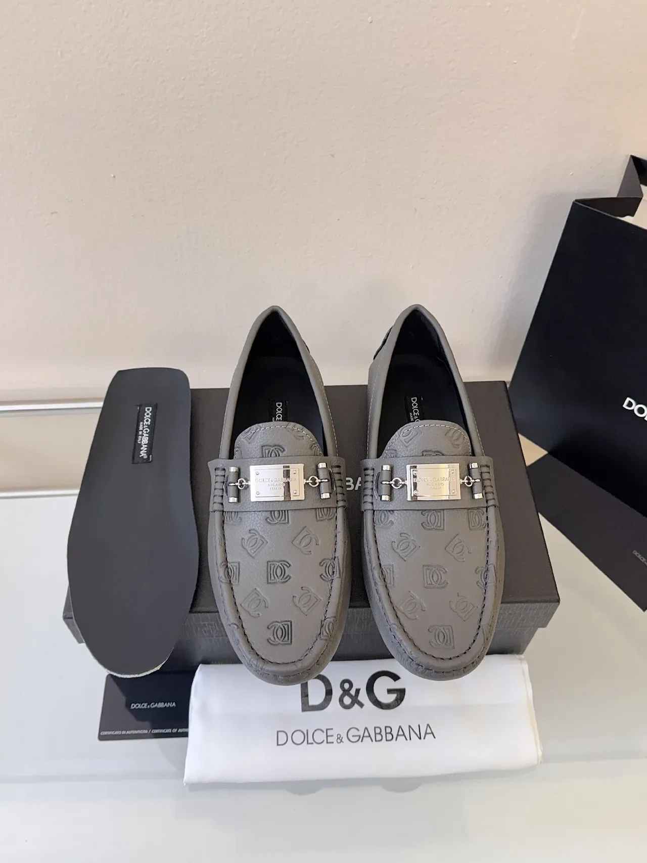 Dolce & Gabbana Portofino भूरा सुनहरा दबाया हुआ मोनोग्राम चमड़े का धातु का हॉर्सबिट स्टाइल बकिल लोफर 6