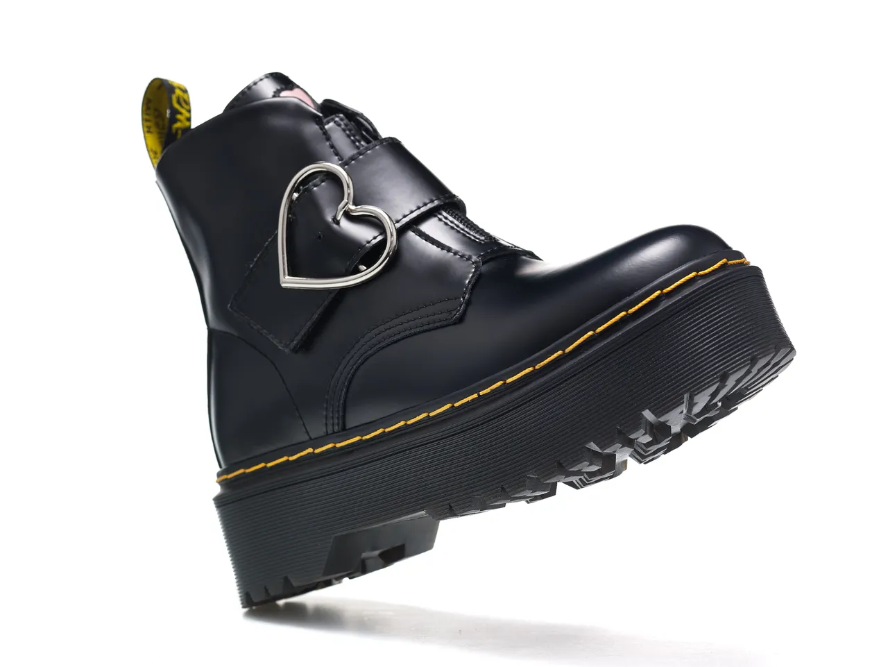 Dr. Martens Botas de plataforma preta e amarela com fivela em forma de coração para tornozelo 4