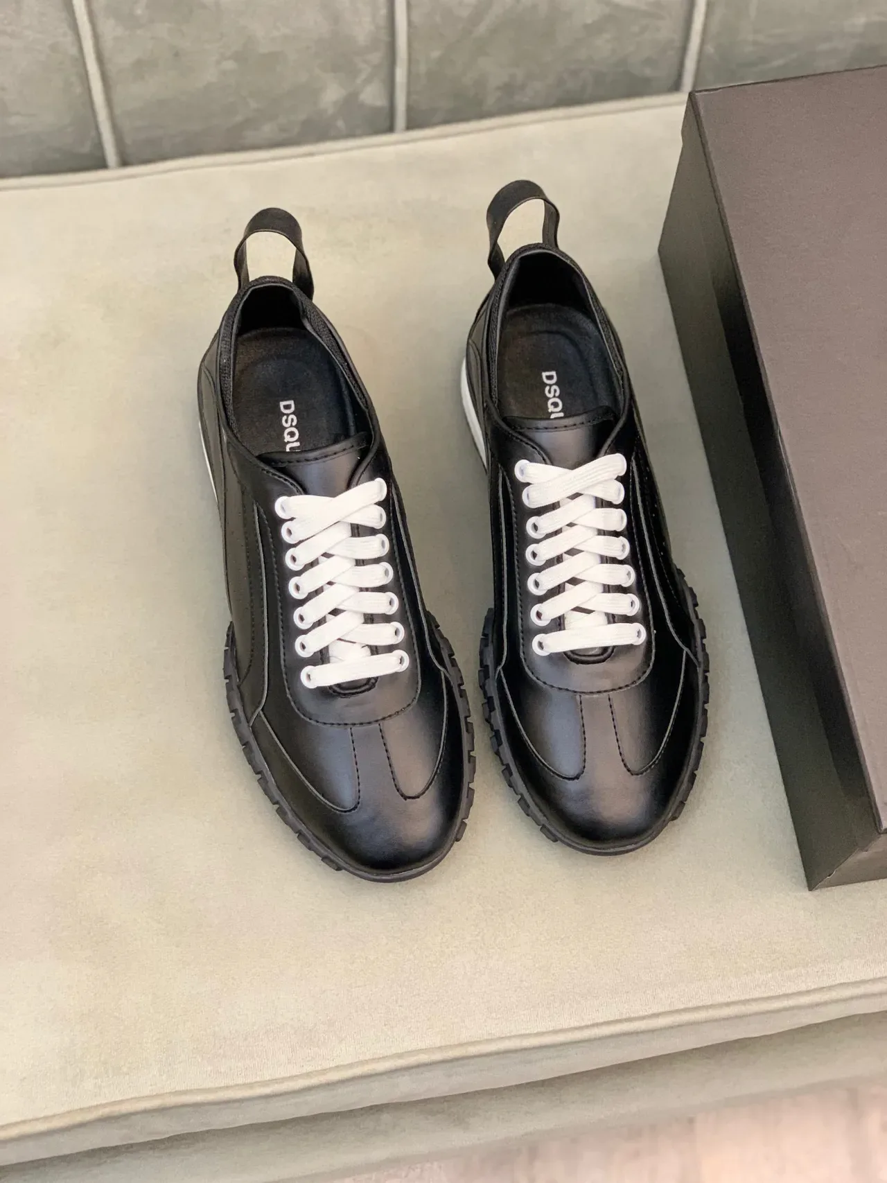 Dsquared2 ICON Sneakers Noir et Blanc Lifestyle 8