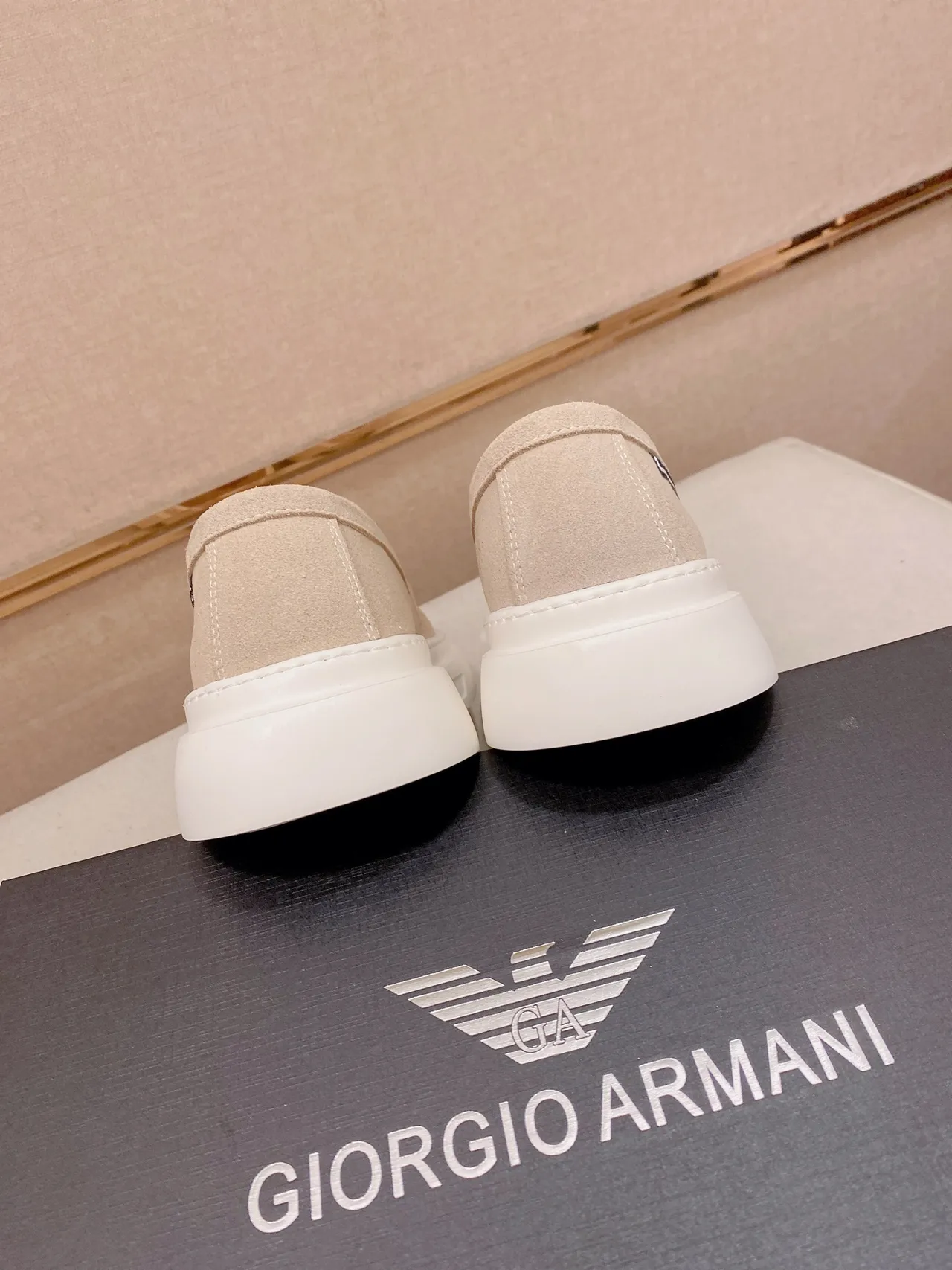 Emporio Armani Mocassins en daim beige à plateforme 3