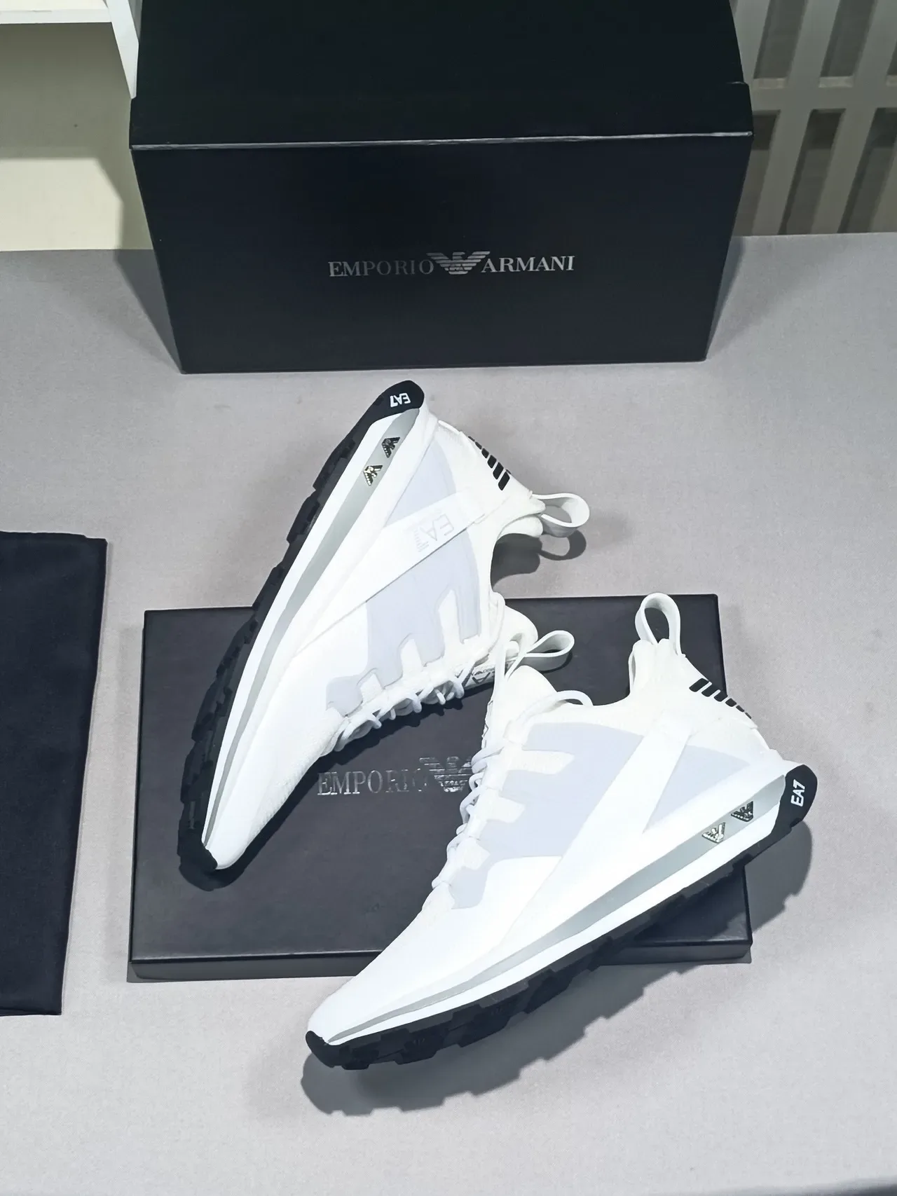 Emporio Armani EA7 Chaussures lifestyle blanches et grises 2