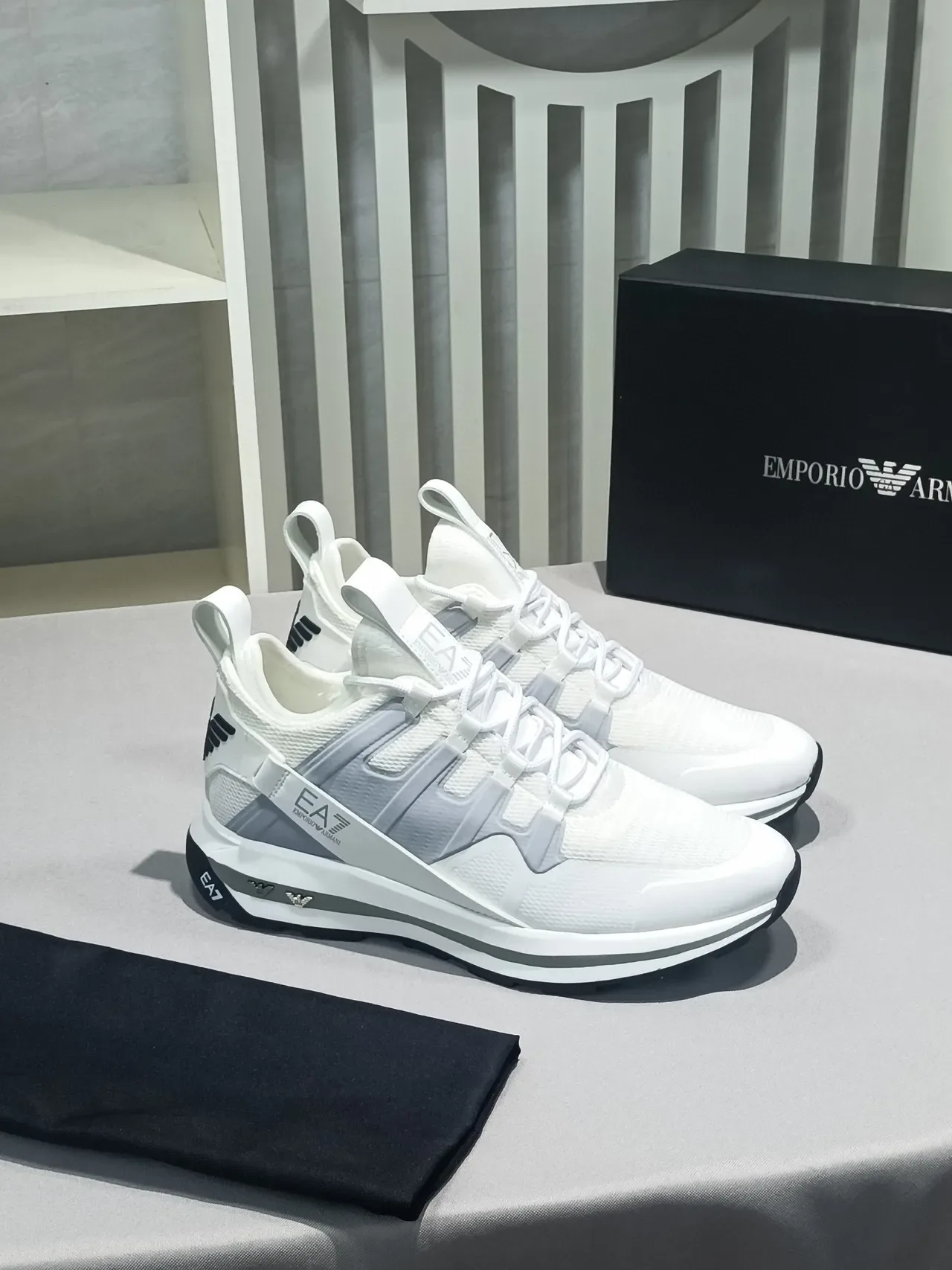 Emporio Armani EA7 Chaussures lifestyle blanches et grises 3