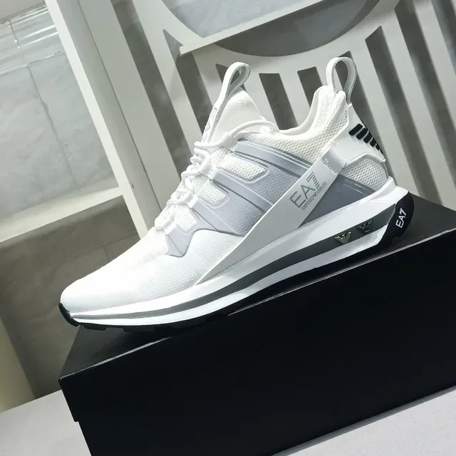 Emporio Armani EA7 Chaussures lifestyle blanches et grises 4