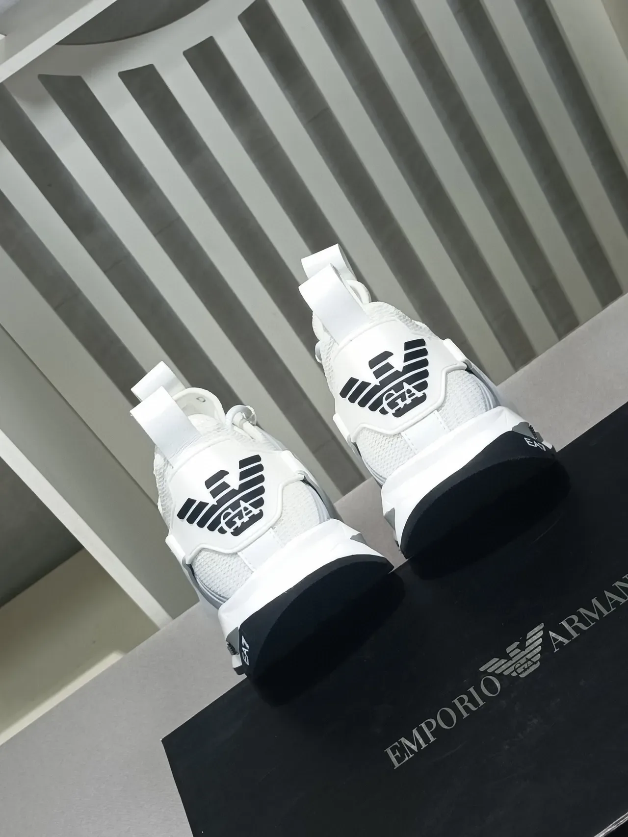 Emporio Armani EA7 Chaussures lifestyle blanches et grises 5